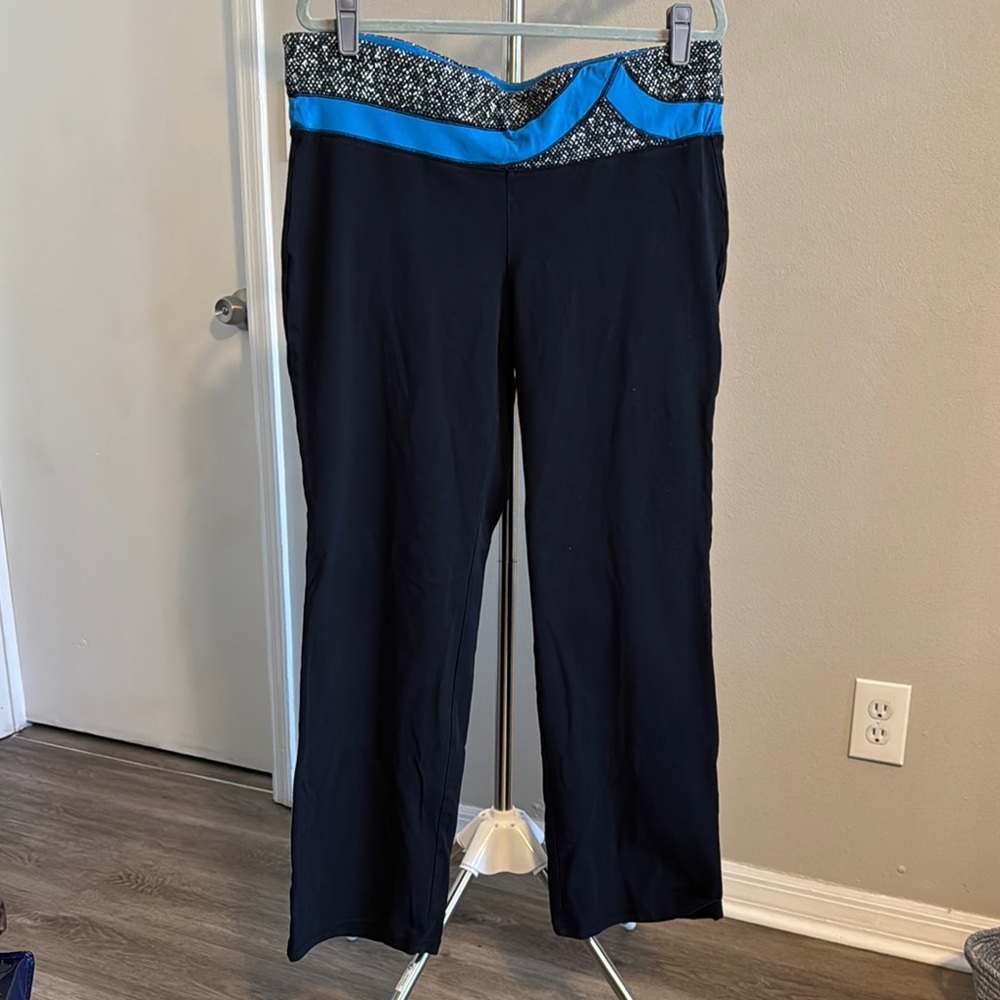 Livi Active Black and Blue Leggings for Yoga